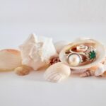 Gioielli di famiglia esposti, simbolo di eredità e tassazione successoria.