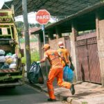 Immagine di un anziano solo, simbolo dell'esenzione TARI per gli over 65, con sfondo di un comune italiano.