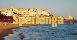 Immagine di un biglietto del Superenalotto con il numero vincente 6 evidenziato su uno sfondo festoso.