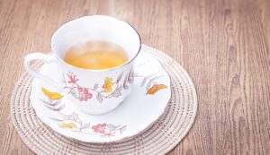 Tisana serale in una tazza con ingredienti naturali per depurare l'intestino e sgonfiare la pancia.